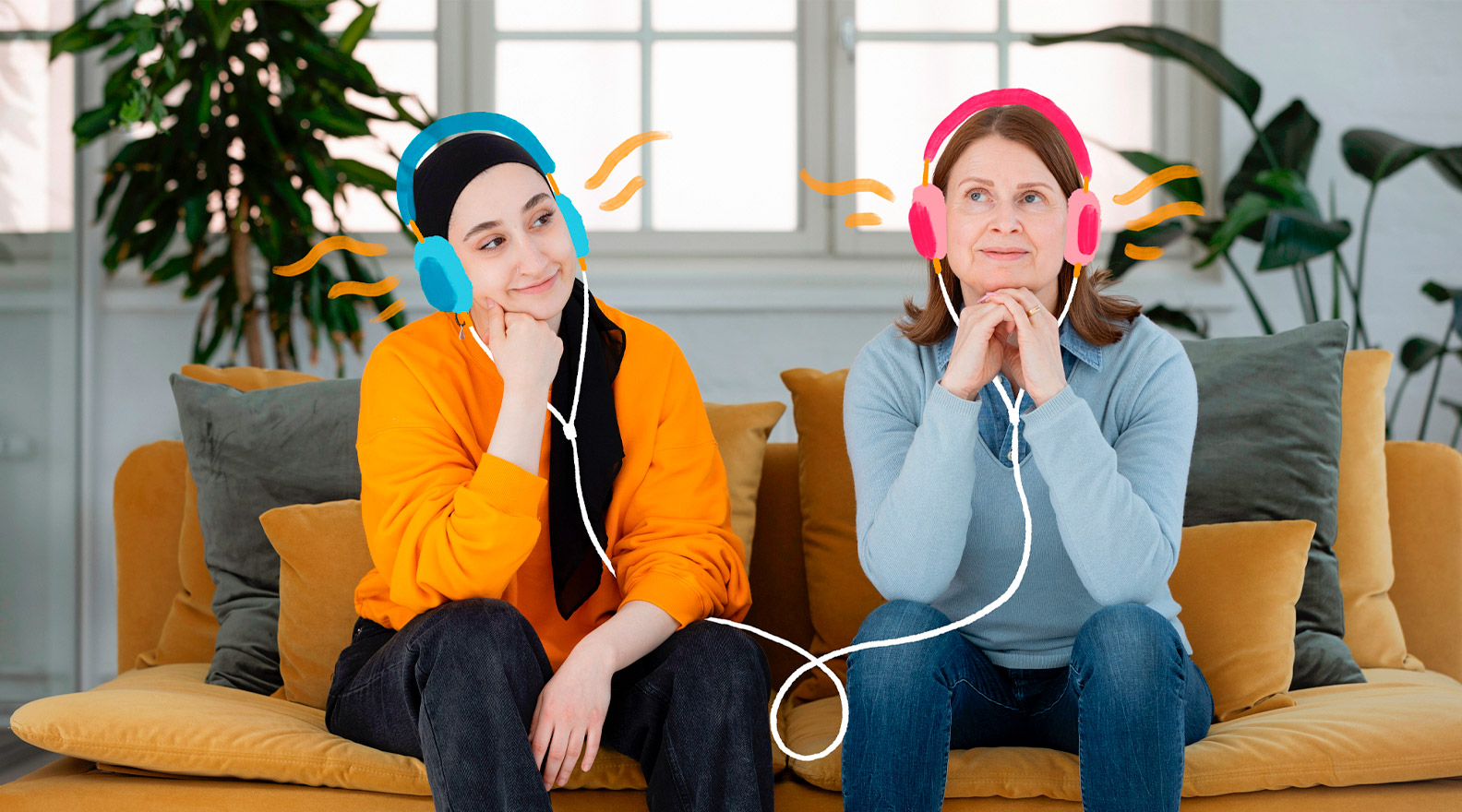 Kaksi naista istuu vierekkäin sohvalla kuunnellen. Naisille on lisätty piirroskuvituksen muodossa kuulokkeet.