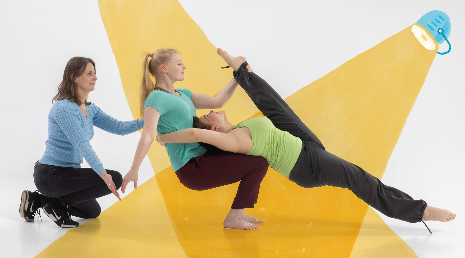 Kaksi nuorta naista harjoittelee akrobatiaa kolmannen naisen heitä avustaessa. Kuvaan on lisätty piirroskuvituksen muodossa ristiin heijastetut valokeilat.